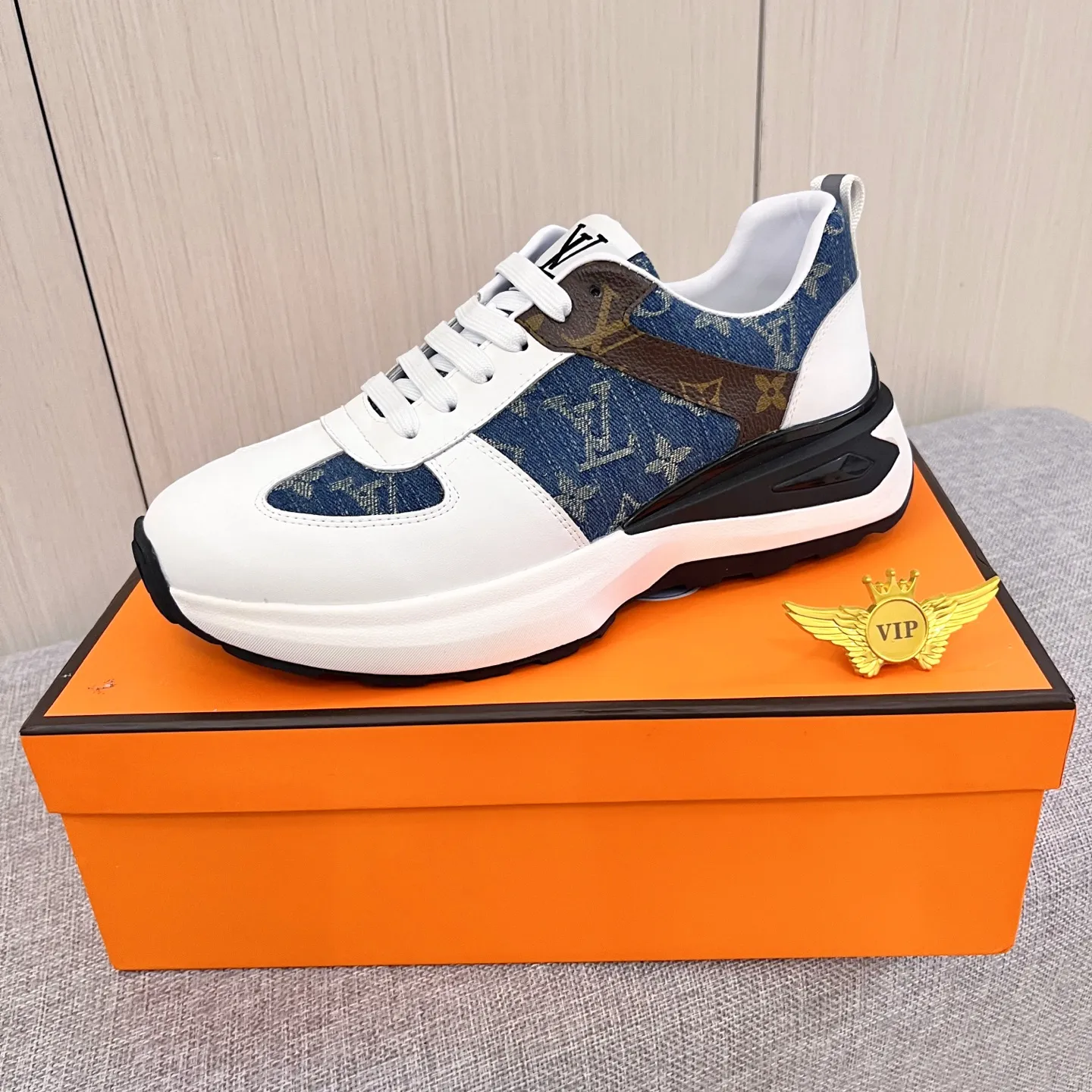 🚘🚘Factory batch 460 men's shoes💰[LV]🔥Louis Vuitton high-end men's shoes brand official website 1:1 latest masterpiece: the upper is made of Italian imported first-layer cowhide with a comfortable and breathable lining➕original non-slip and wear-resistant outsole🔥, making walking more convenient and comfortable! An exclusive new model, a stunning work, a beautiful 1:1 replica [color] compared to the official quality! Create a fashionable personality to set off your uniqueness! A must-have for trendy men! Classic 🔥Size: 38-44 Color: 🔥 2⃣️colors available🔥.